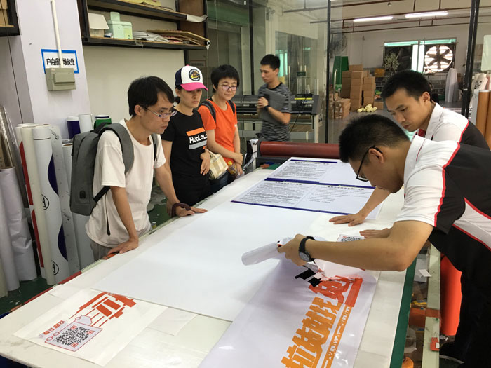 貨拉拉公司考察我司車(chē)身廣告噴繪制作