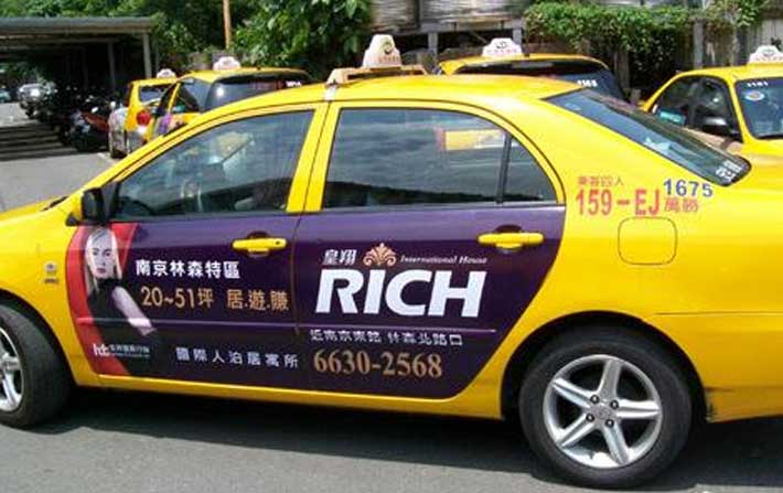 車身廣告噴繪投放效果怎么樣?它有什么優(yōu)勢?